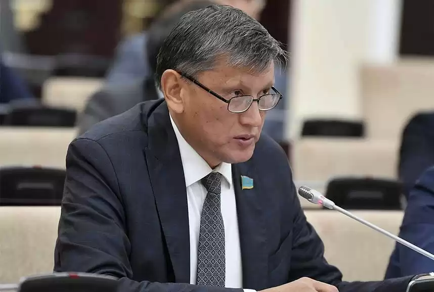 Áńgime ózegi – memlekettik tildiń mártebesi