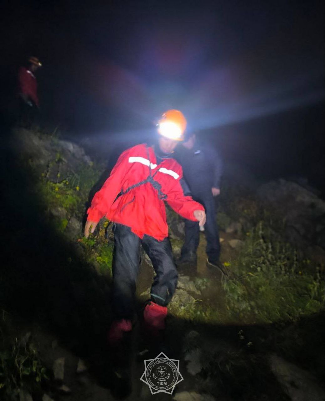 Almatyda týrıster qatty daýyl saldarynan taýdan túse almaı qalǵan