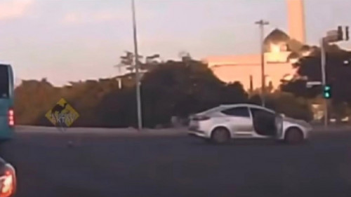 Aqtaýda júrip bara jatqan kólikten kishkentaı bala qulap ketken (vıdeo)