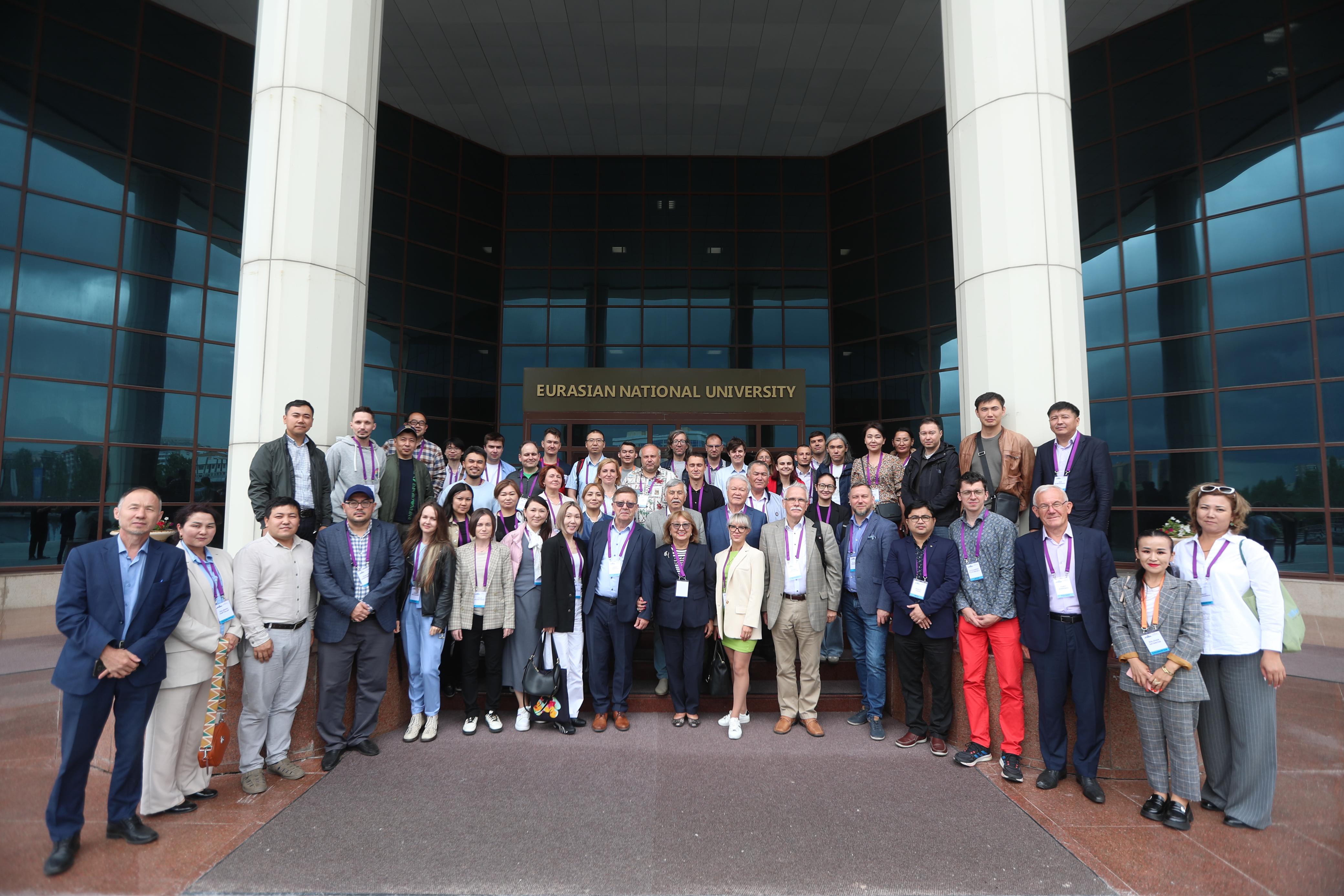 Álem ǵalymdary bas qosqan jıyn