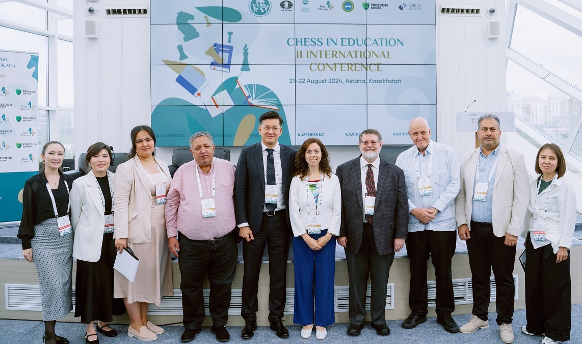 Álippemen birge shahmat álipbıin úırenedi