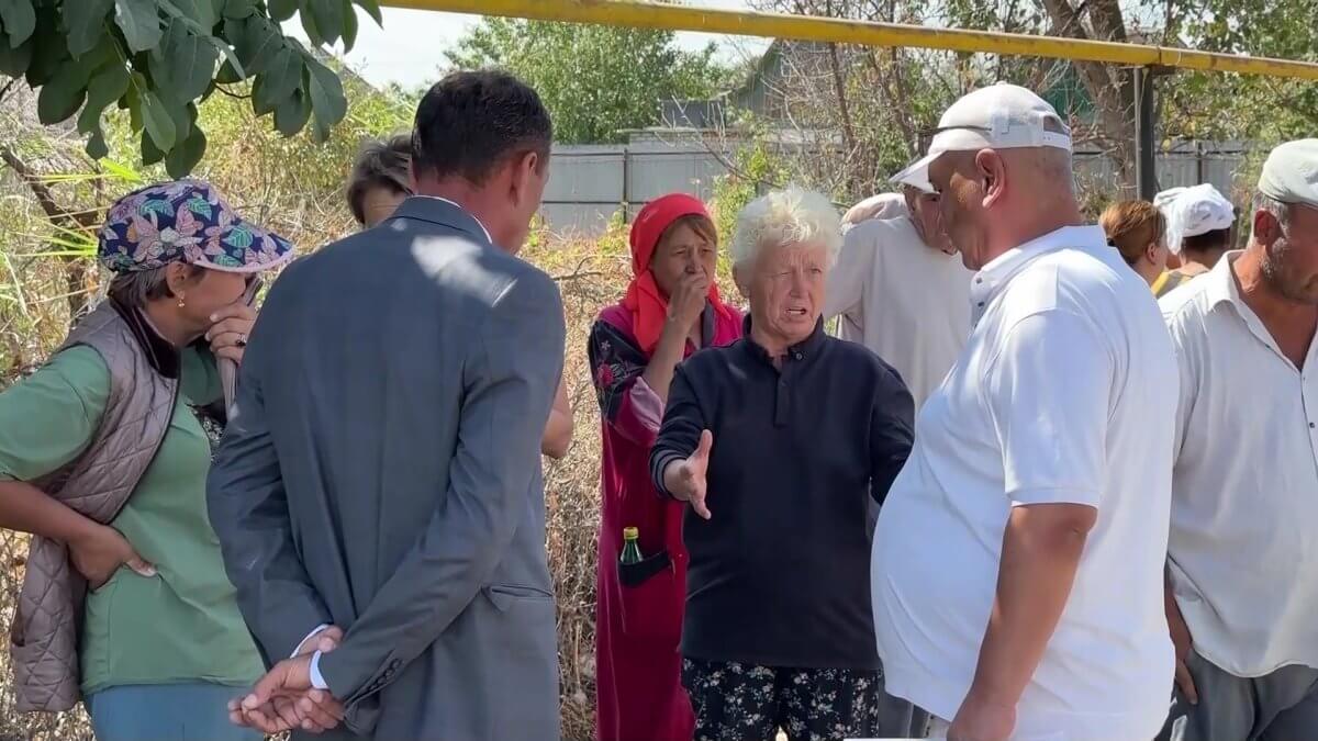 Jambyl oblysyndaǵy ataýy da joq aýyldyń máselesinen sheneýnikter beıhabar