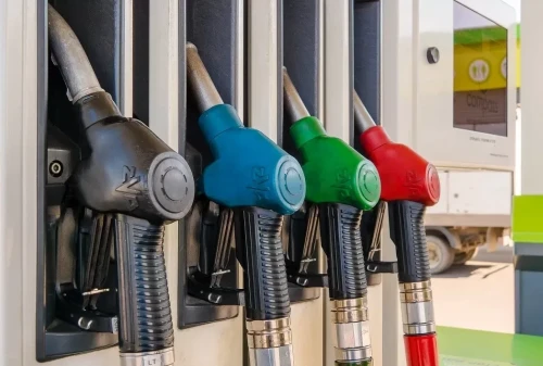 Qazaqstannan benzındi kólikpen shyǵarýǵa tyıym salyndy