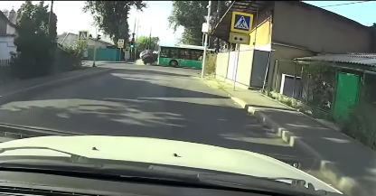 Almatyda jolaýshylar avtobýsy jyldamdyqpen kele jatqan kólikke soqtyǵysty