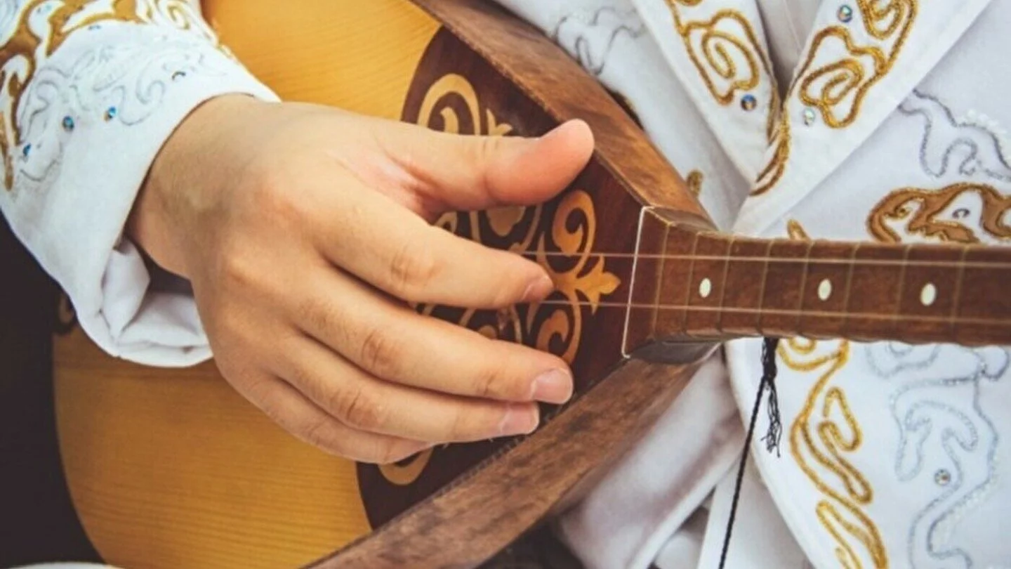 Berlınde bebeýlegen dombyra