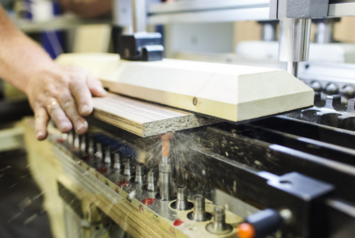 Elordada halyqtyń aqshasyn jymqyrǵan jıhaz jasaýshy sottaldy