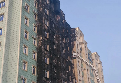 Aqtaýda kópqabatty úıdiń qasbeti janyp ketken