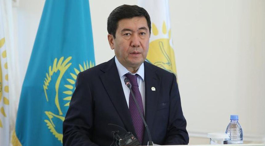 Májilis tóraǵasy Qazaqstan halqyn Konstıtýsııa kúnimen quttyqtady