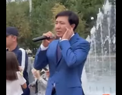 О́skemen qalasynyń ákimi qala turǵyndaryna án aıtyp berdi