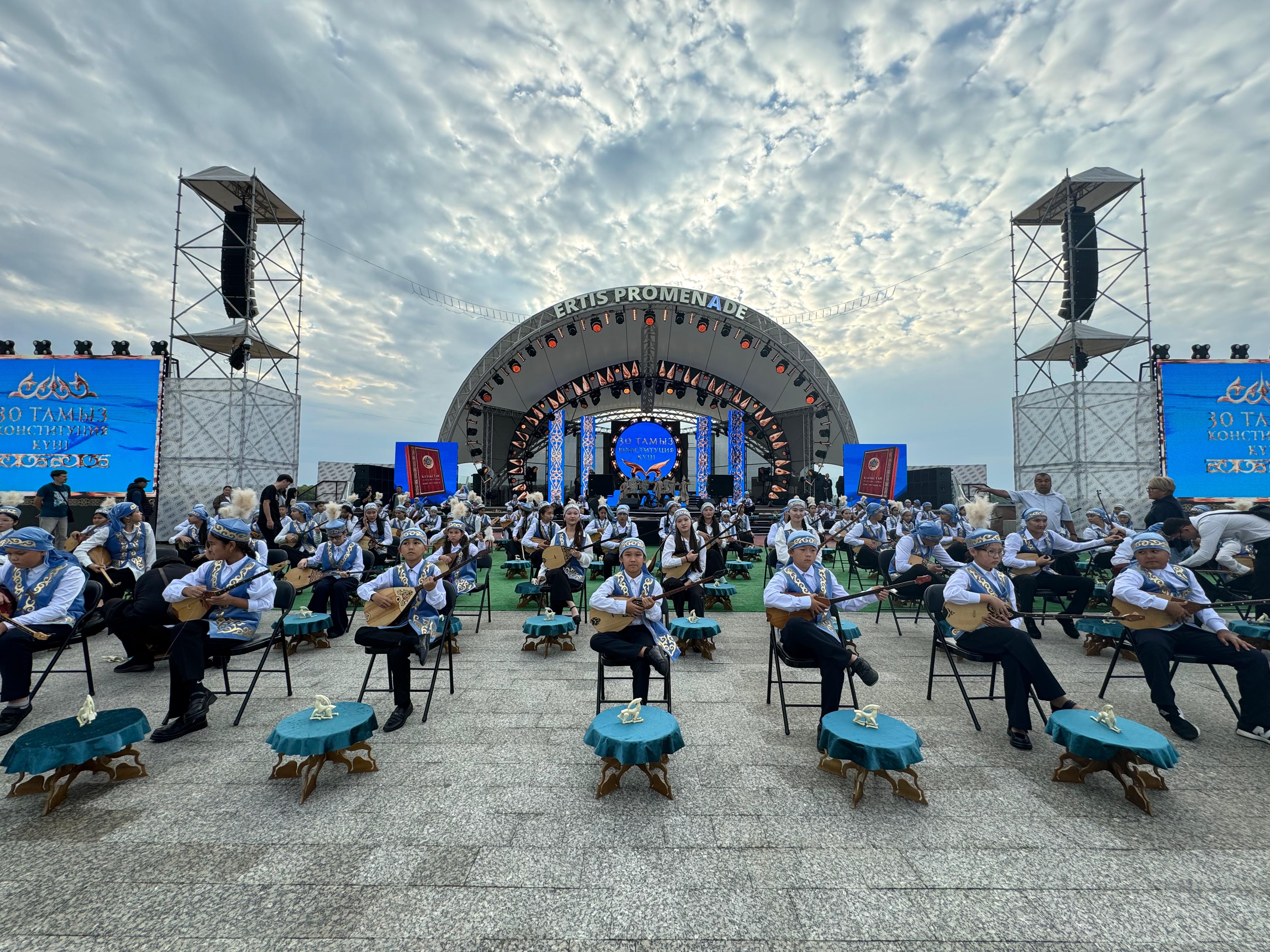 Elimizde tuńǵysh ret 100 kúıshi bir mezette «Orteke» kúıin oryndady