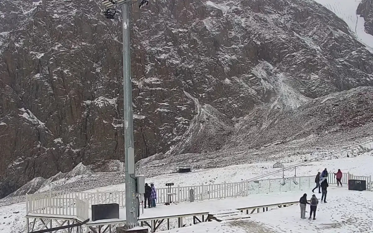 Almaty taýlarynda qar jaýdy