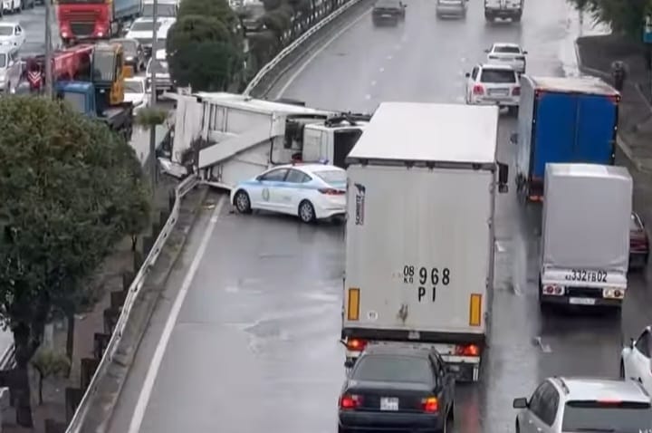 Almatyda qoqys tasıtyn kólik aýdarylyp, adamdar zardap shekti