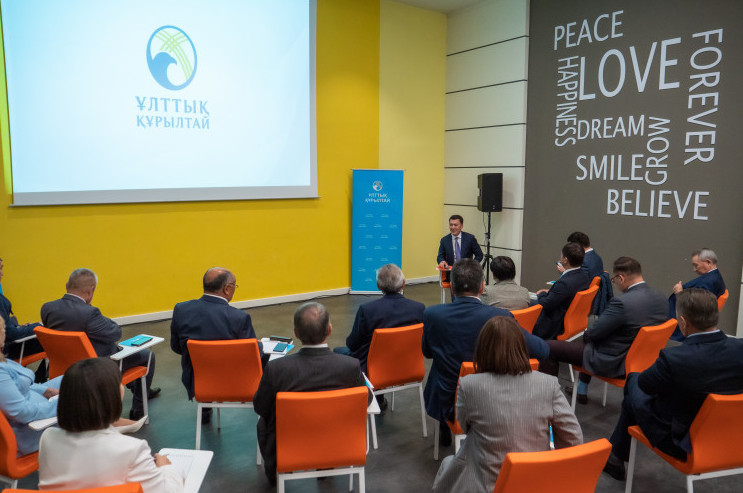 Erlan Qarın Ulttyq quryltaıdyń aımaqtardan kelgen múshelerimen kezdesti