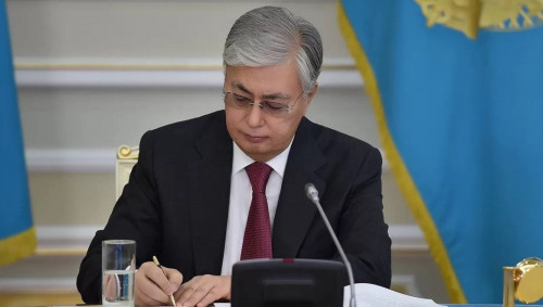 Prezıdent respýblıkalyq referendým ótkizý týraly Jarlyqqa qol qoıdy