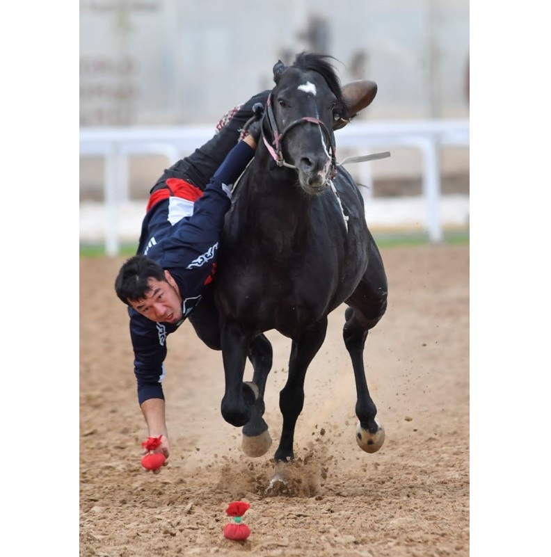 At ústindegi saıys