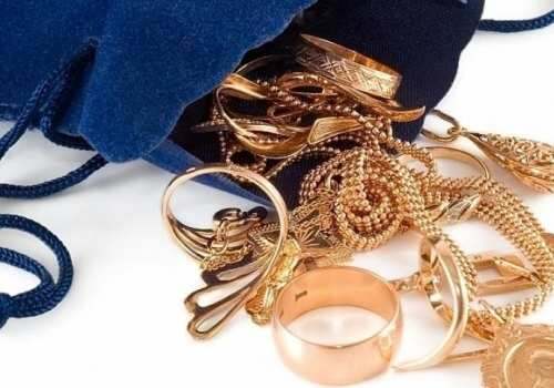 Astanada jas jigit aýrýhanadan altyn jymqyryp ketken