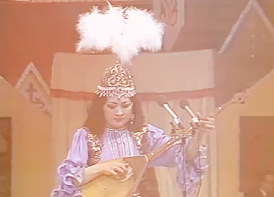 Altaıdyń ar jaǵynan kelgen arý: Maqpal Júnisova tanymal ánniń tarıhy týraly aıtty