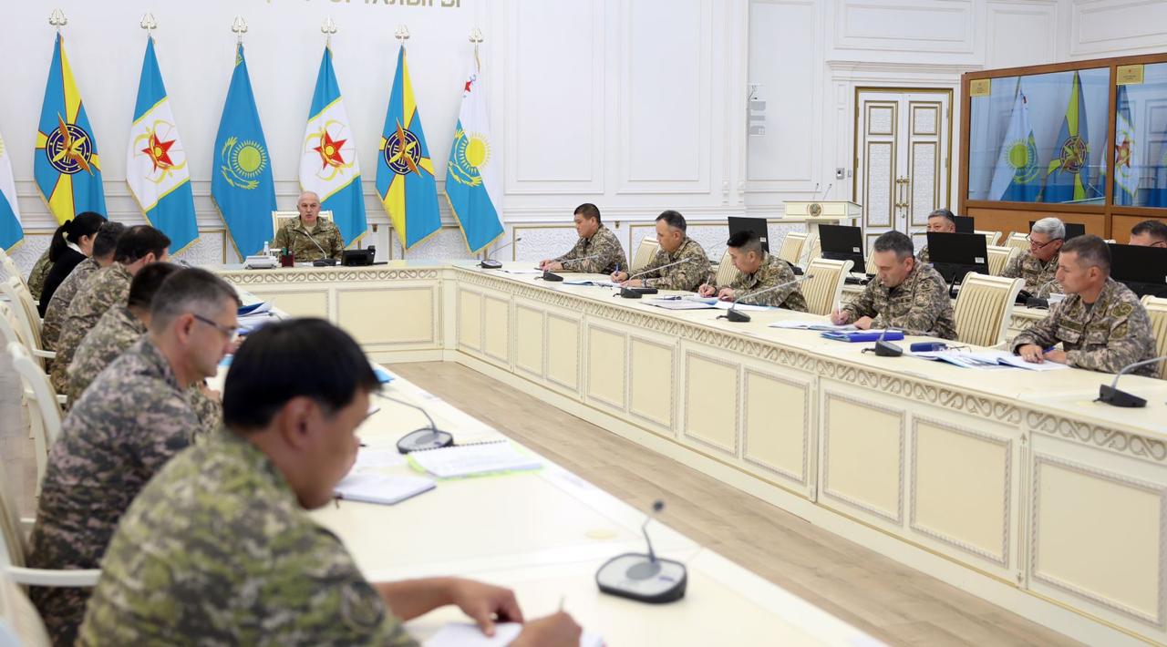 Qorǵanys mınıstri áskerı bilim berý salasynda birqatar tapsyrma júktedi