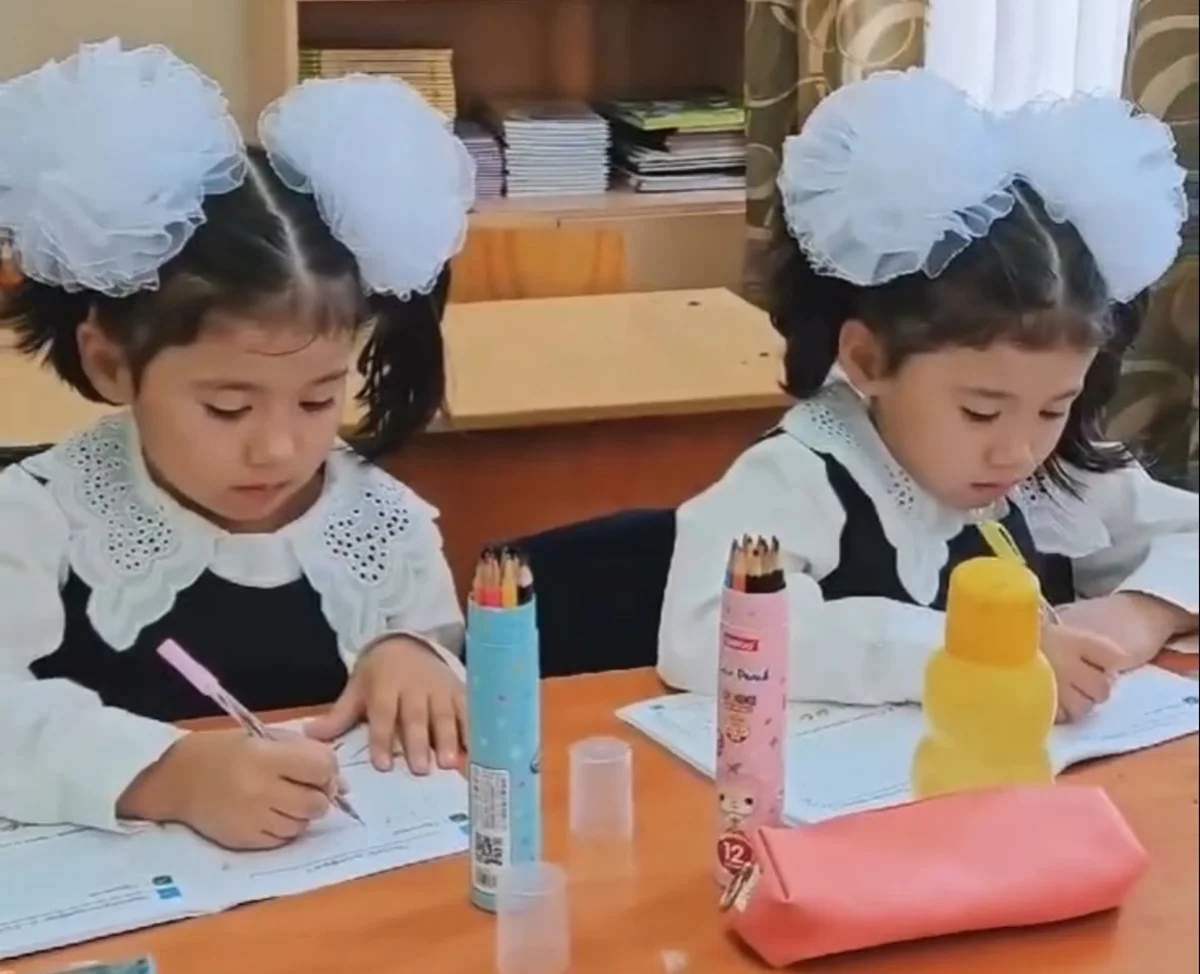 Aqtaý mektepteriniń birinde 7 jup egiz birinshi synypqa bardy