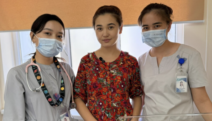 Shymkenttik dárigerler bir kelige de jetpeı týǵan balany aman alyp qaldy