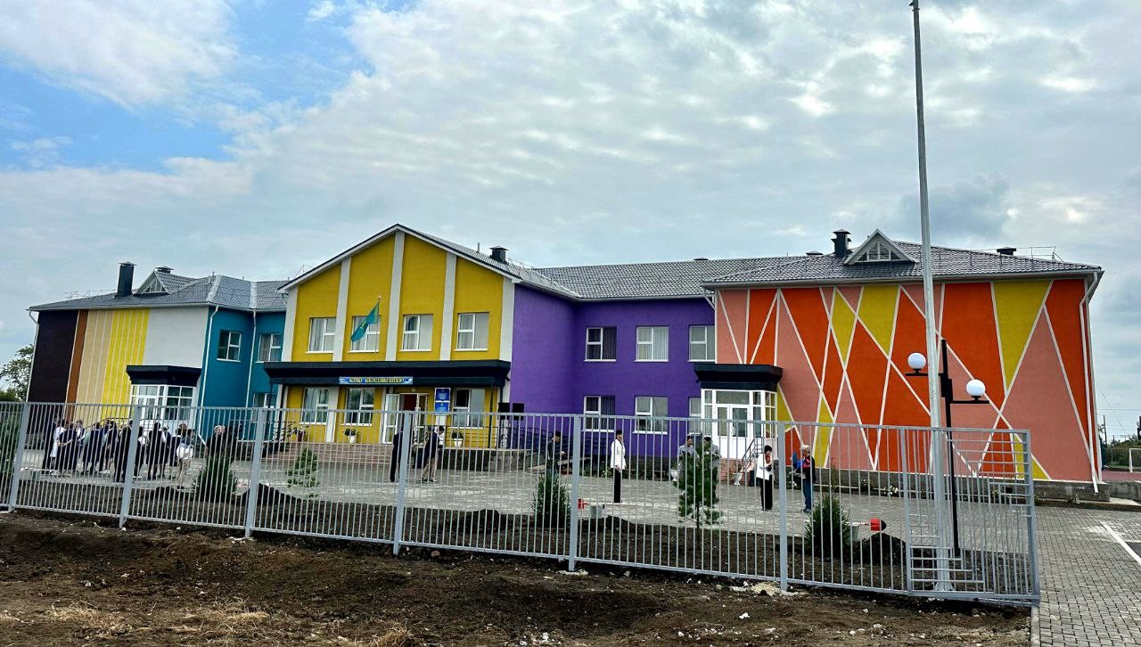 Jańa ǵımaratta oqıdy