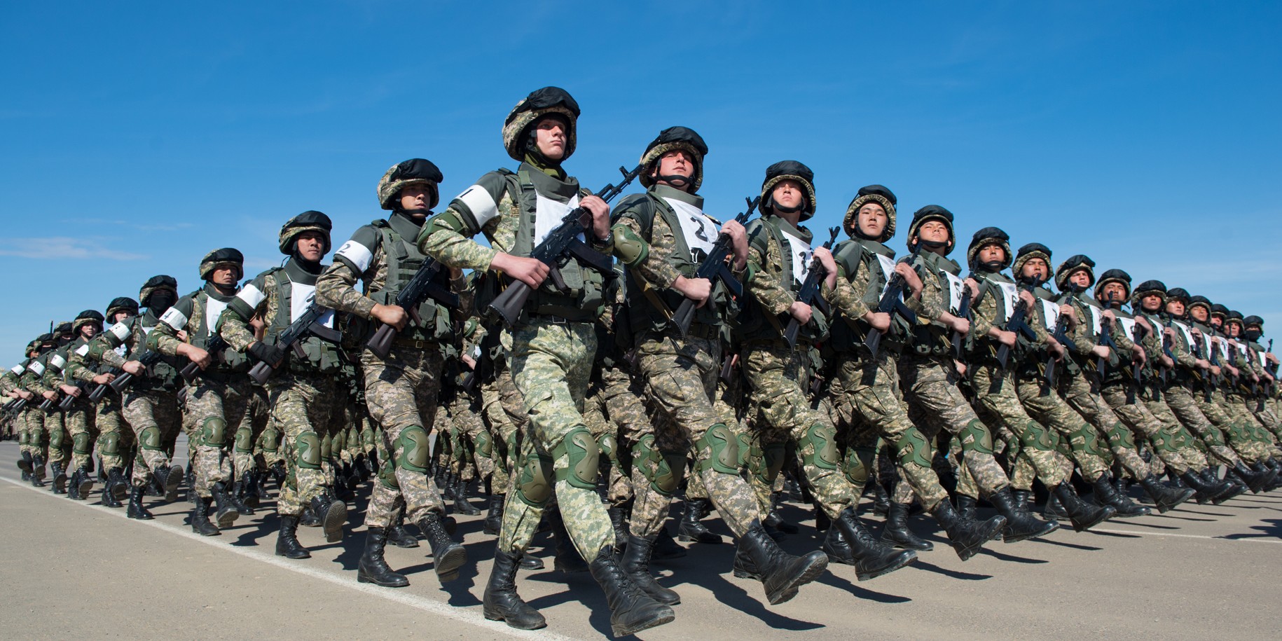 Áskerı áleýet: bes satyǵa joǵarylady