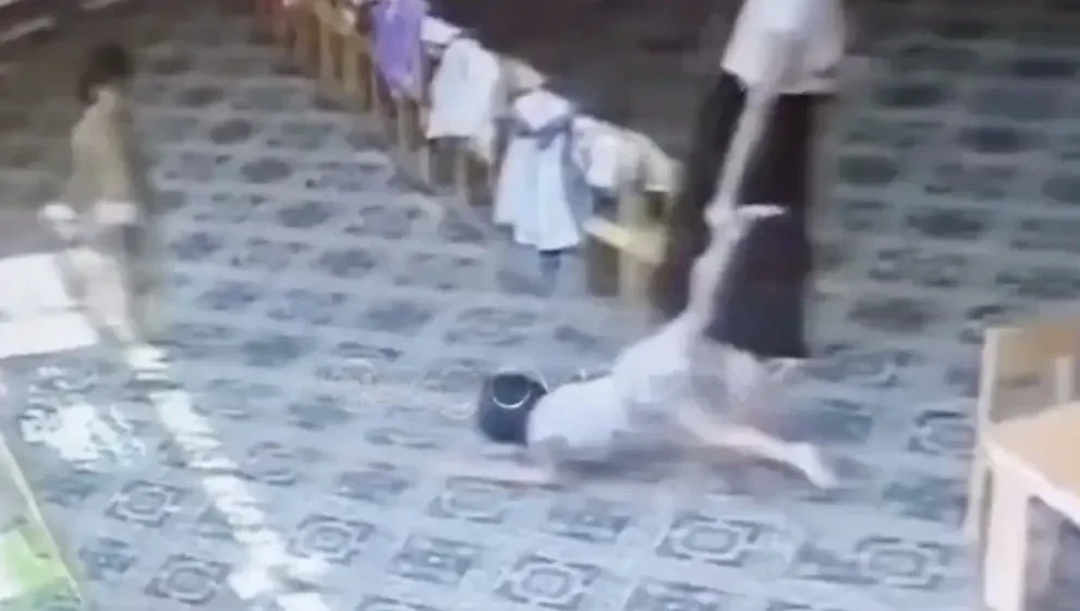 Shymkentte balabaqsha tárbıeshisi balalarǵa qol kótergen