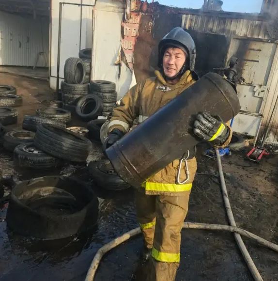 Astanada avtoservısten shyqqan órt sóndirildi