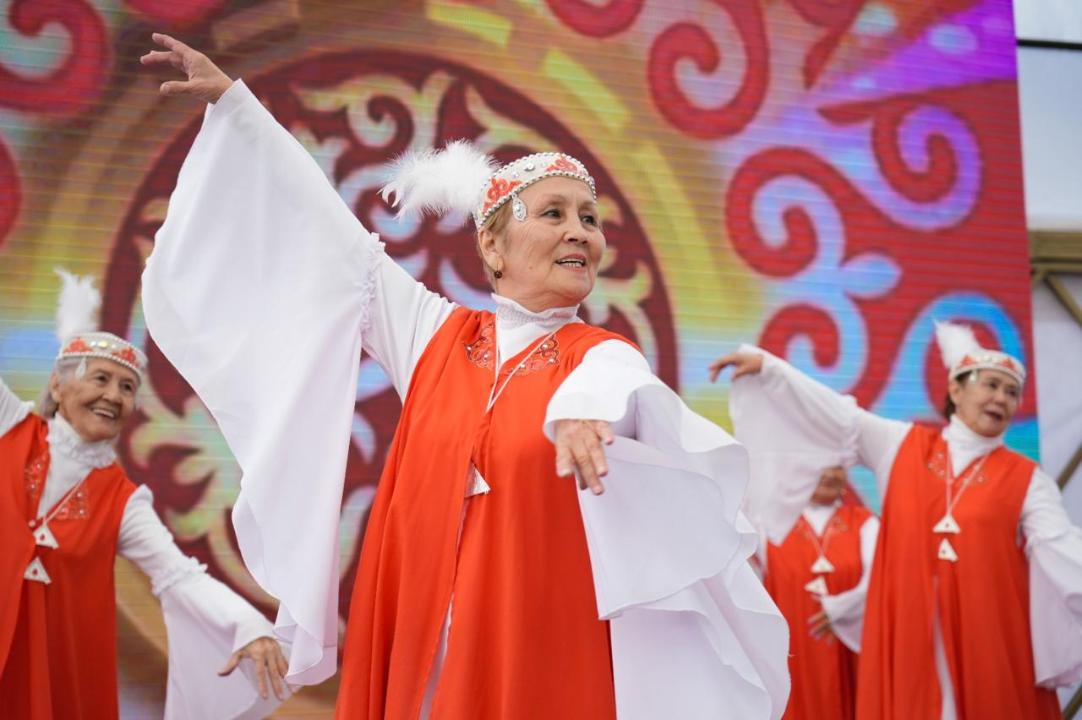 100 ónerpaz zeınetker Astanadaǵy etnoaýylda óner kórsetti