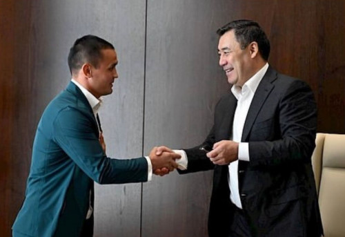 Sadyr Japarov Olımpıadada qyrǵyz boksshysyna kómektesken ózbek bapkerine kólik syılady