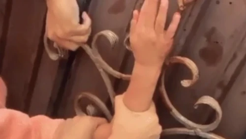 Mańǵystaýda 7 jastaǵy qyzdyń qoly armatýraǵa qysylyp qalǵan