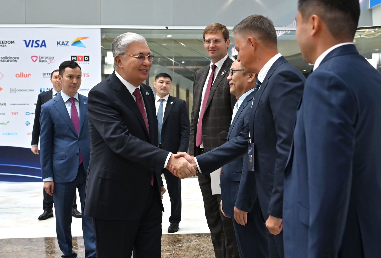 Astana Finance Days: Prezıdentke  AHQO   pavılony  tanystyryldy