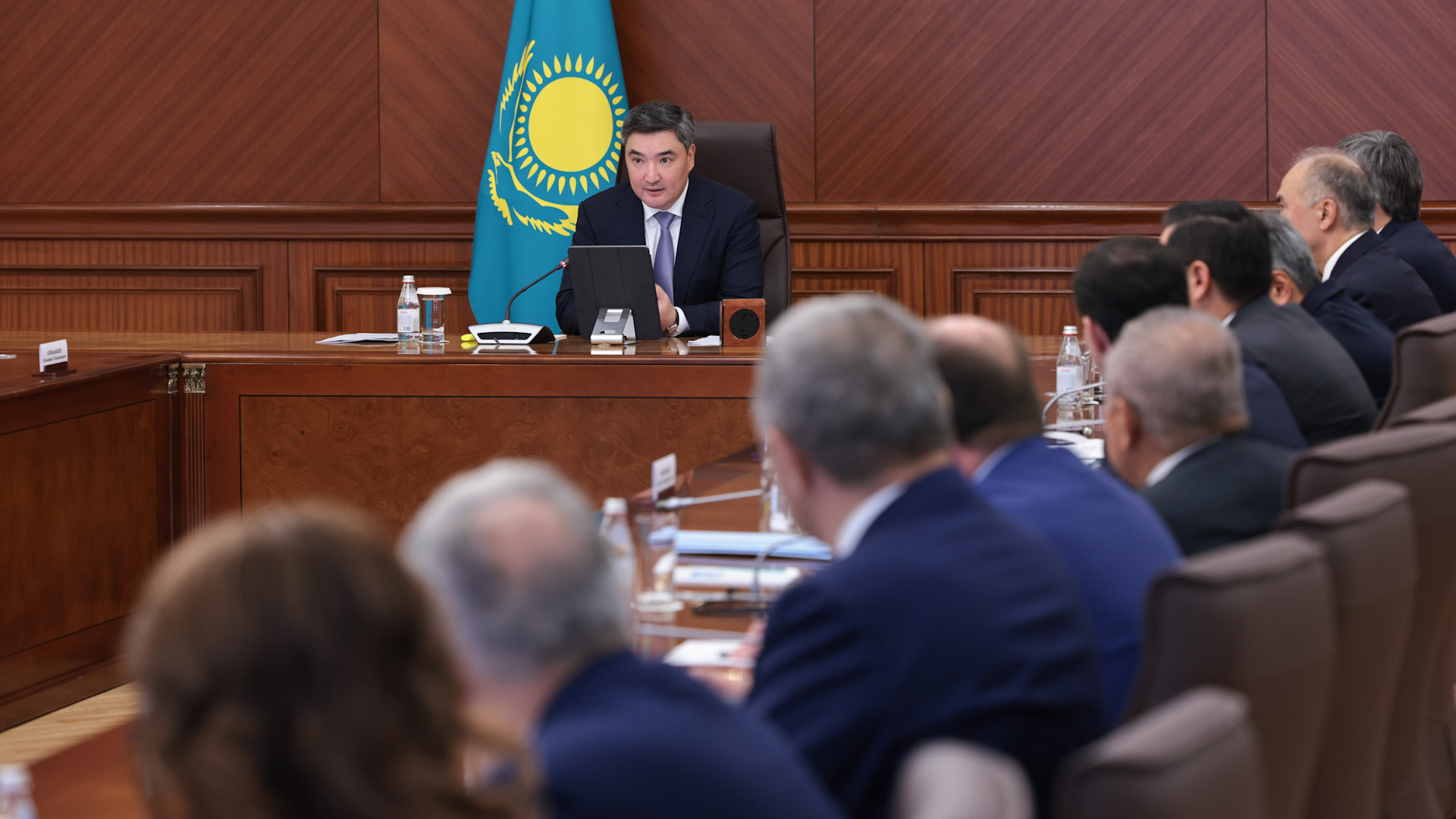 Ekonomıkanyń naqty sektoryn damytý qajet