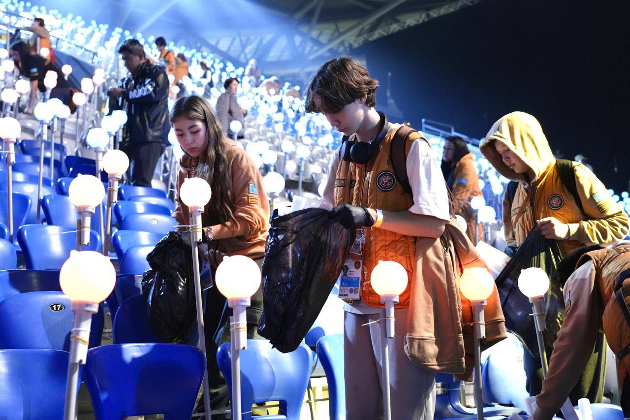 Dımashtyń jankúıerleri konsertten keıin stadıondy qoqystan tazartty
