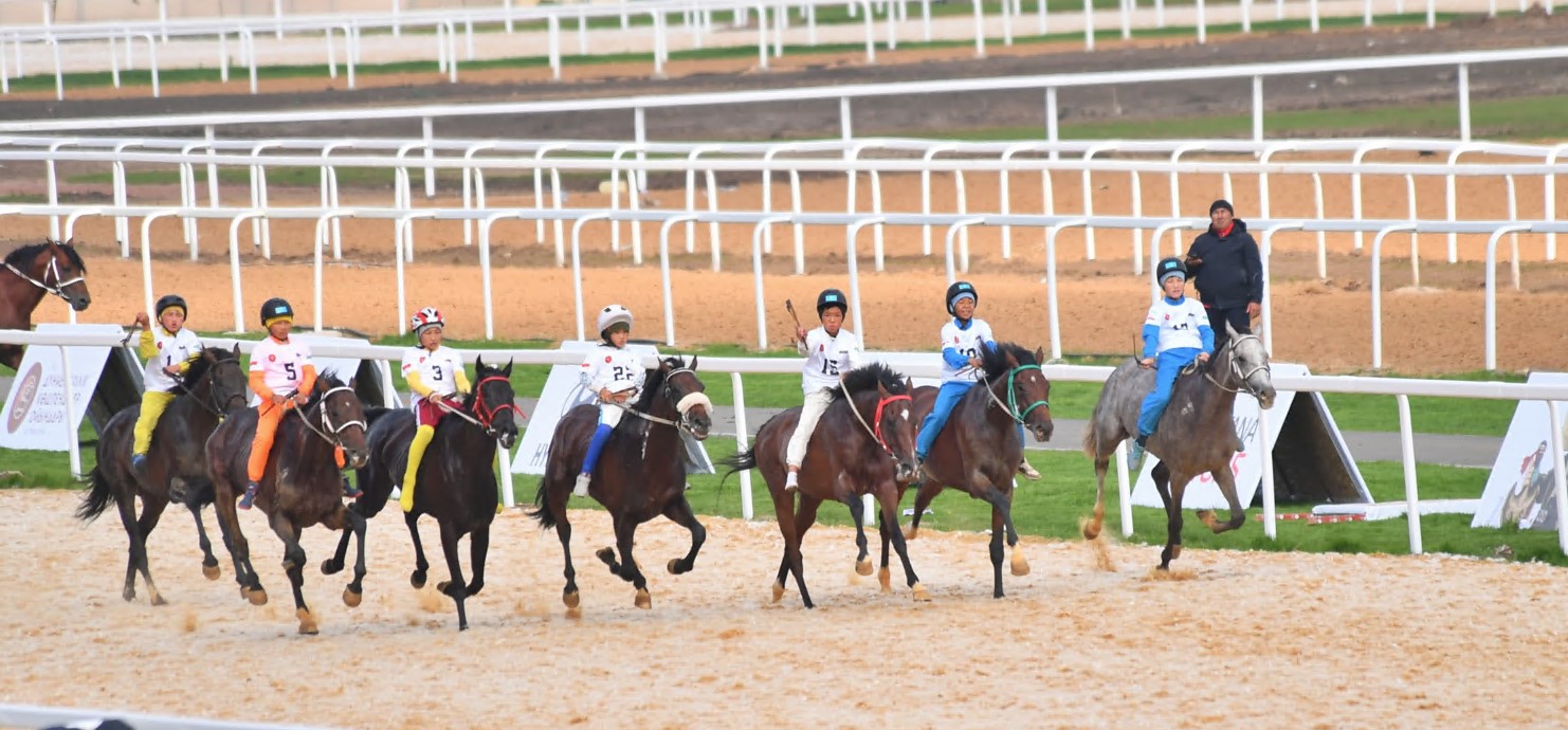 Atbeginiń aıy ońynan týǵanda...