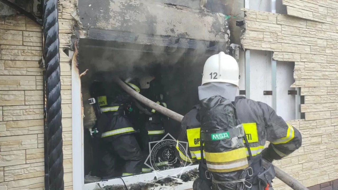 Atyraýda órt bolyp, 40 adam evakýasııalandy