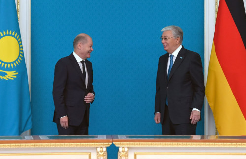 Qasym-Jomart Toqaev Olaf Sholspen keńeıtilgen quramda kelissóz júrgizdi