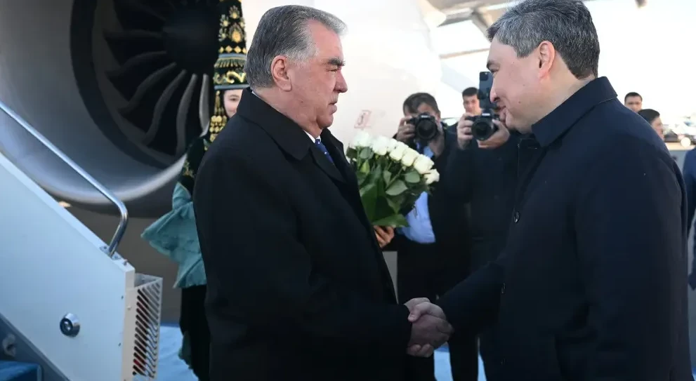 Sadyr Japarov pen Emomalı Rahmon Qazaqstanǵa resmı saparmen keldi