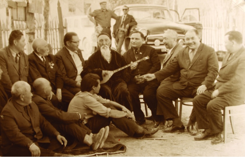 Júzge deıin júregi jyr dep soqqan