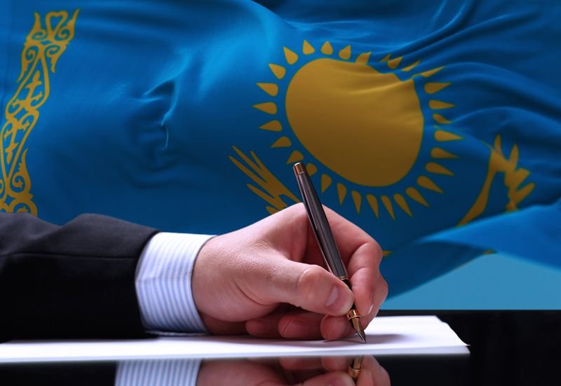 Prezıdent Qazaqstan men Qyrǵyzstan shekarasynda saýda-logıstıkalyq keshen qurý týraly zańǵa qol qoıdy