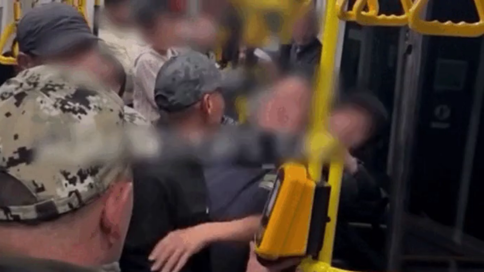 Almatyda jolaýshylar avtobýs júrgizýshisin soqqyǵa jyqqan