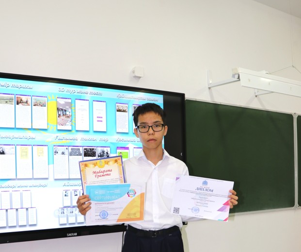 Mobıldi qosymsha jasaǵan oqýshy