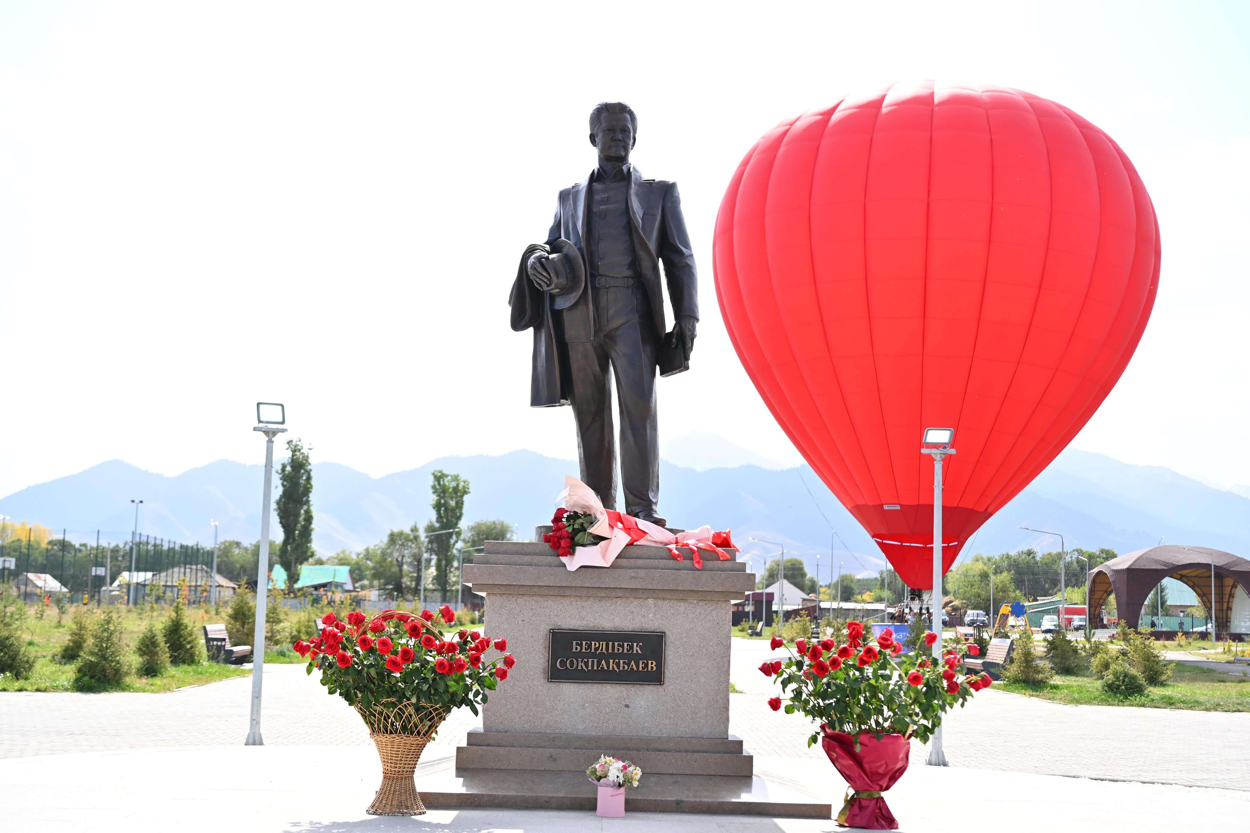 Qasym-Jomart Toqaev Qazaqstan halqyn Berdibek Soqpaqbaevtyń 100 jyldyq mereıtoıymen quttyqtady