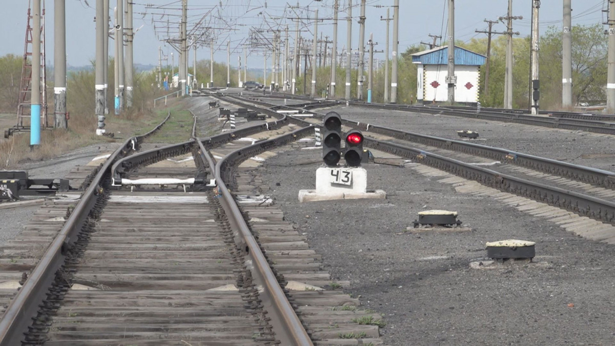 Shymkentte temirjoldy kesip ótip bara jatqan er adamdy poıyz qaǵyp ketti
