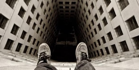 Almatyda jasóspirim kópqabatty úıden sekirip, kóz jumdy