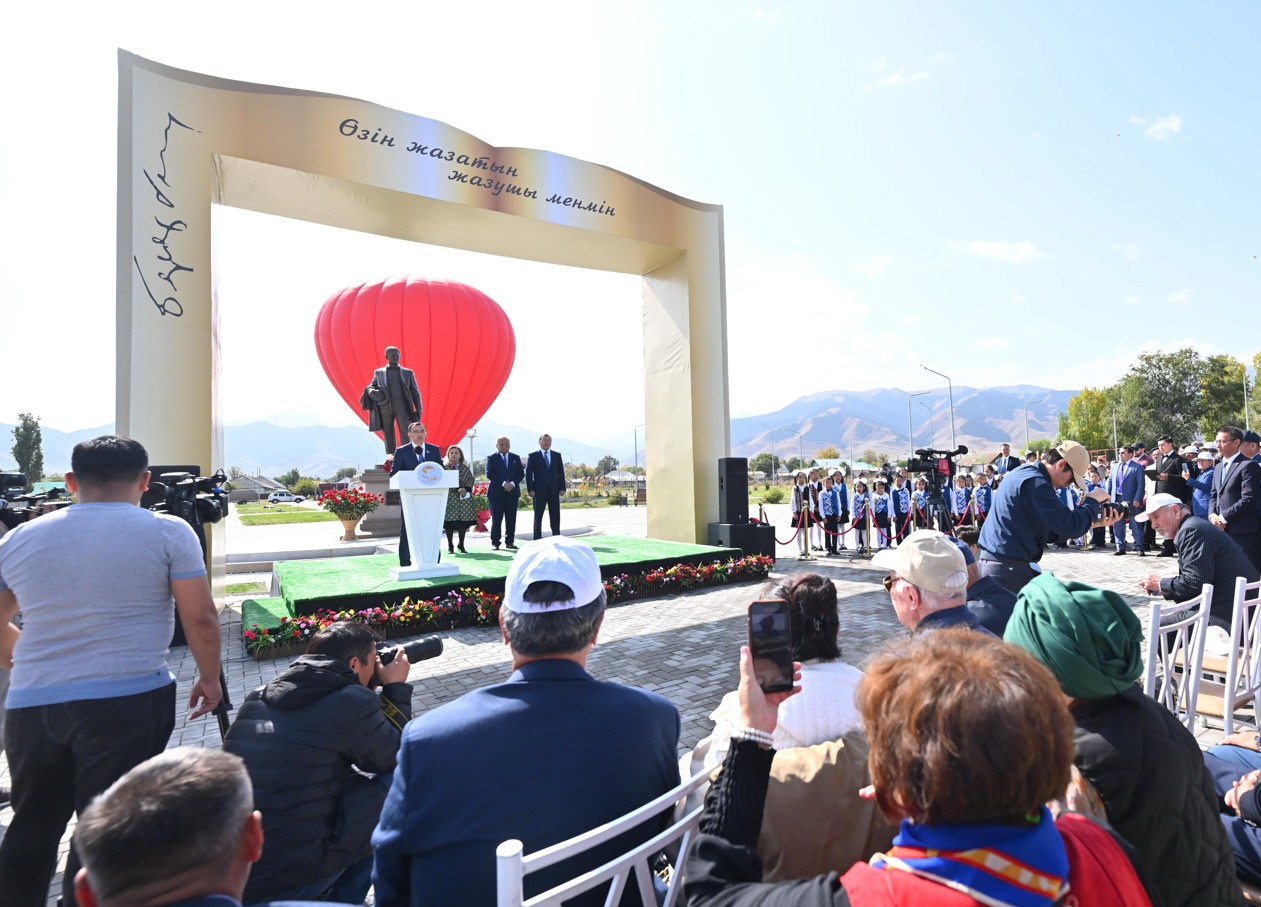 Berdibek Soqpaqbaevtyń eńseli eskertkishi ashyldy