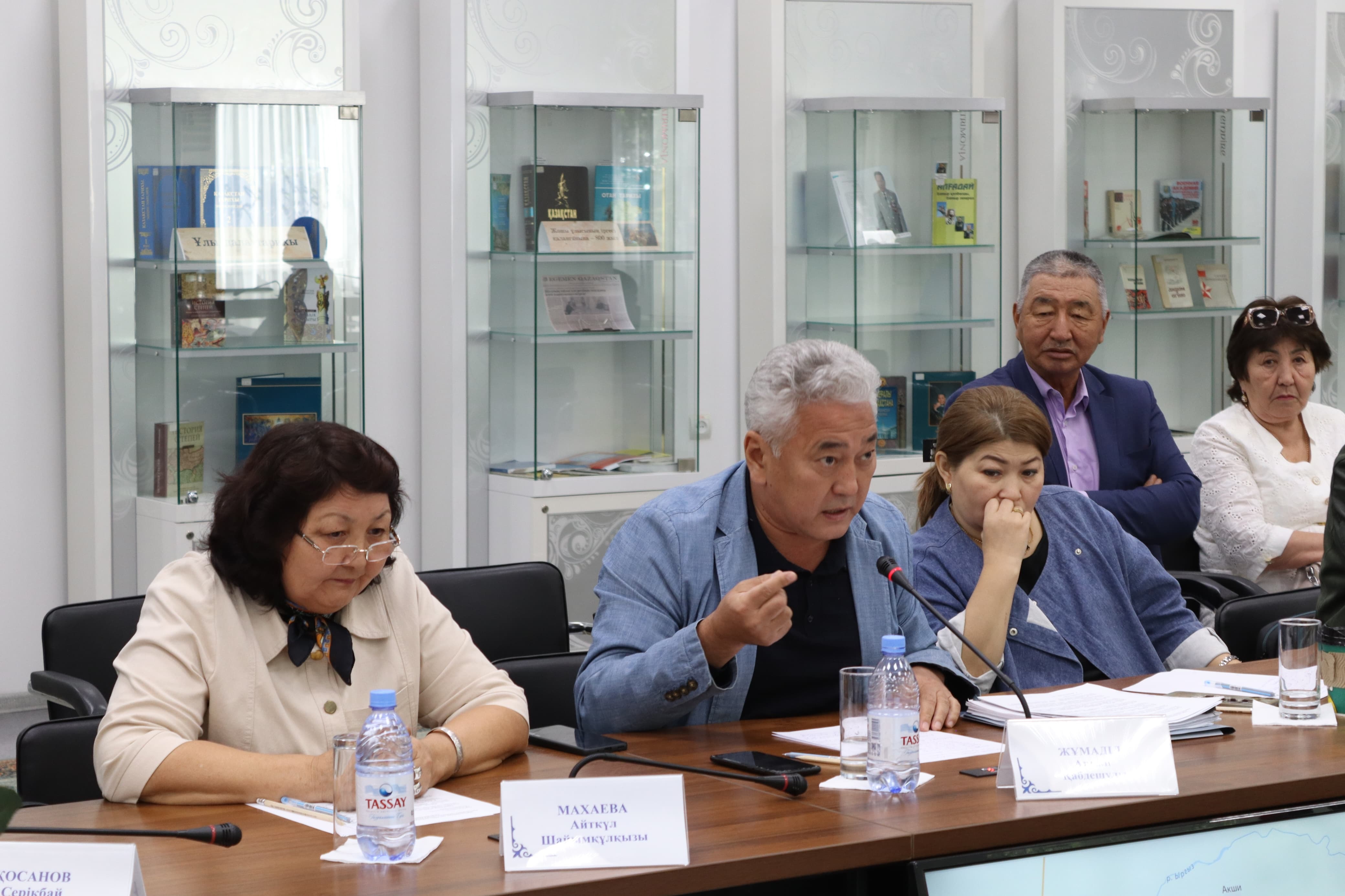 Bókenbaı Qarabatyrulyn nege shatastyramyz?