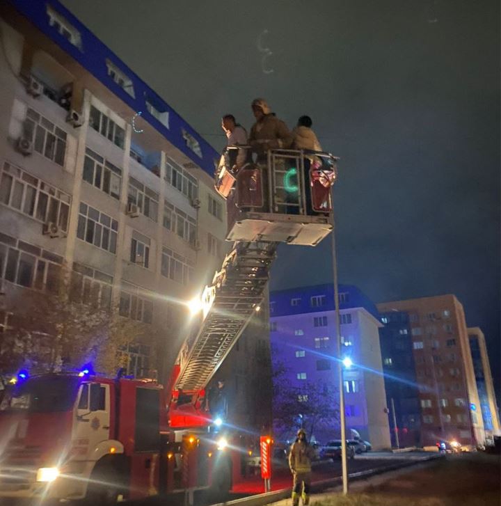 «Bir adamnyń máıiti tabyldy»: Atyraýda turǵyn úı órtenip, 67 adam evakýasııalandy