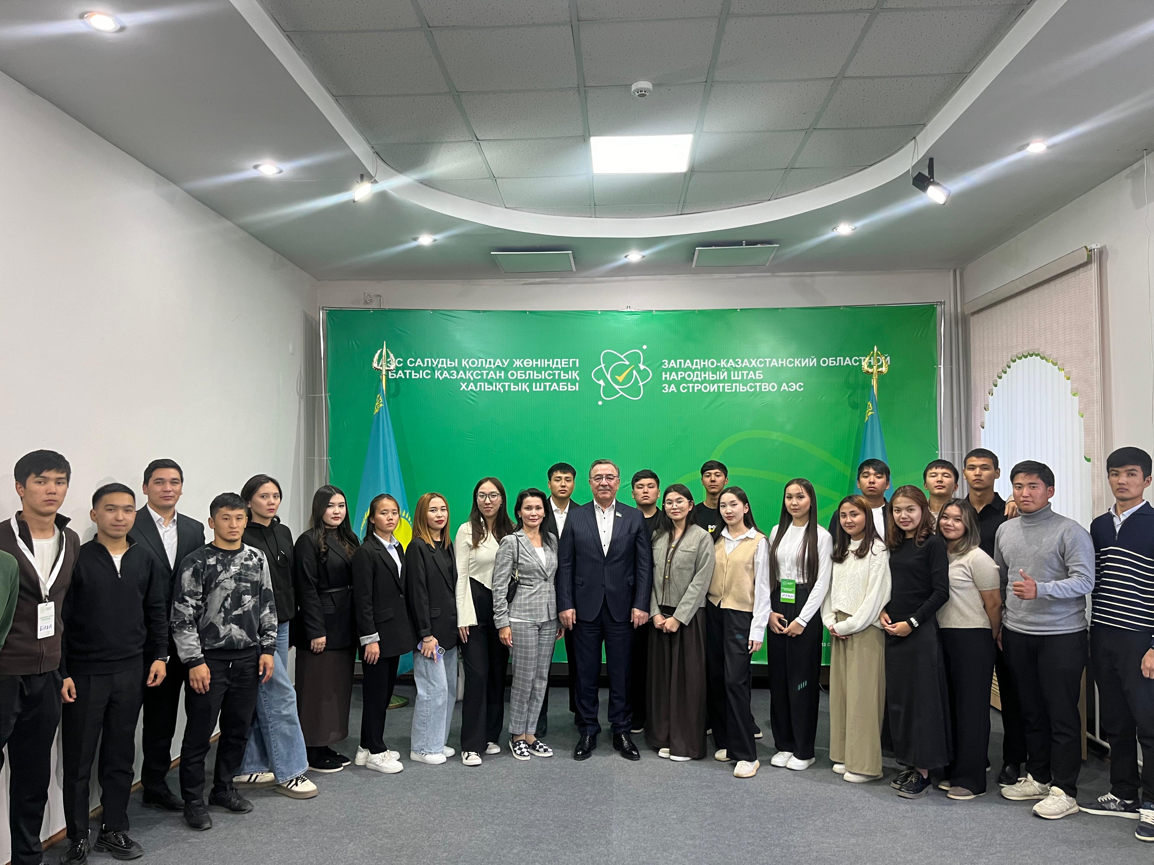 AES: Senatorlar Oral qalasynyń turǵyndarymen kezdesti