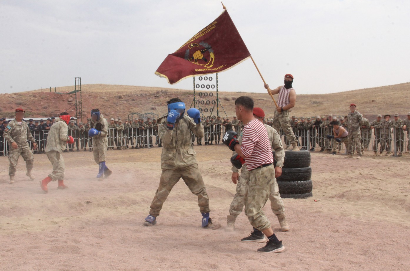 Aıta keteıik, áskerı qyz­met­shiler arasyndaǵy qaısarlyq pen ójettikti, shydamdylyq pen tózimdilikti syńǵa salar aıtýly is-sharany tamashalaýǵa Túrkııa, Reseı, О́zbekstan, Qyrǵyz Respýblıkalarynyń arnaıy jasaq ókilderi de kelip, ózderiniń joǵary baǵasyn berdi. 